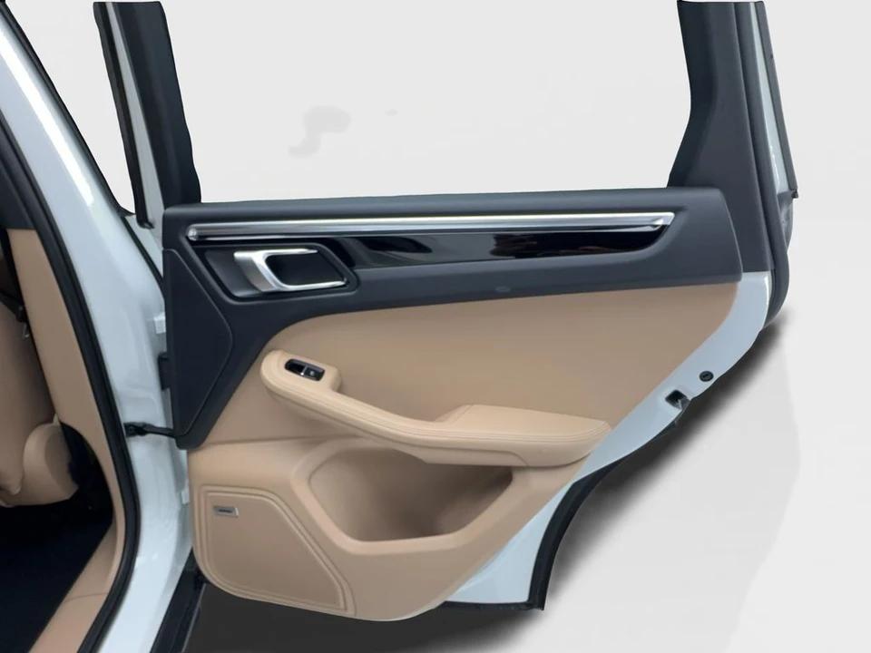 2023 Porsche - Image 28 of 31
