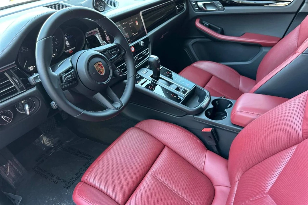2023 Porsche Macan T - Image 4 of 5