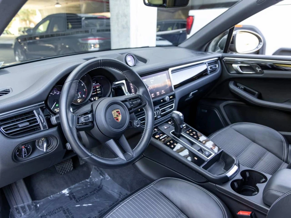 2023 Porsche Macan T - Image 4 of 5