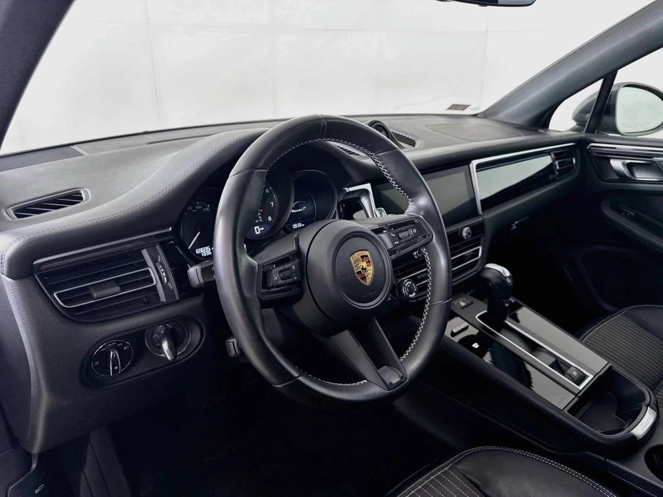 2023 Porsche Macan T - Image 4 of 5