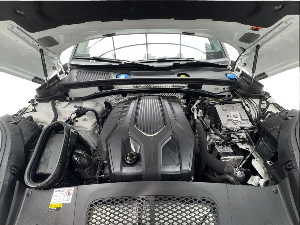 2023 Porsche Macan T - Image 18 of 31