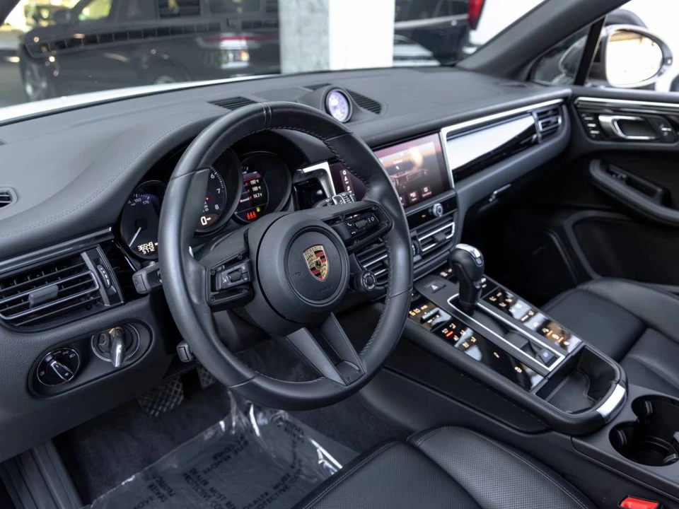 2023 Porsche Macan T - Image 4 of 5