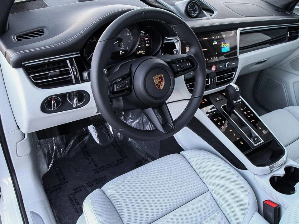 2023 Porsche Macan T - Image 4 of 5