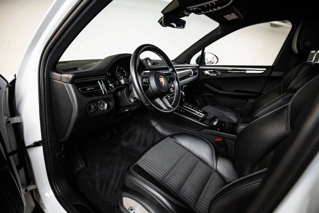 2023 Porsche Macan T - Image 4 of 5