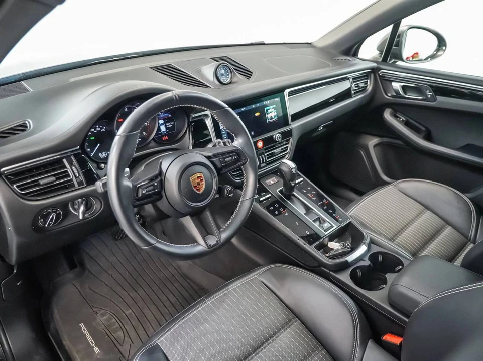 2023 Porsche Macan T - Image 4 of 5