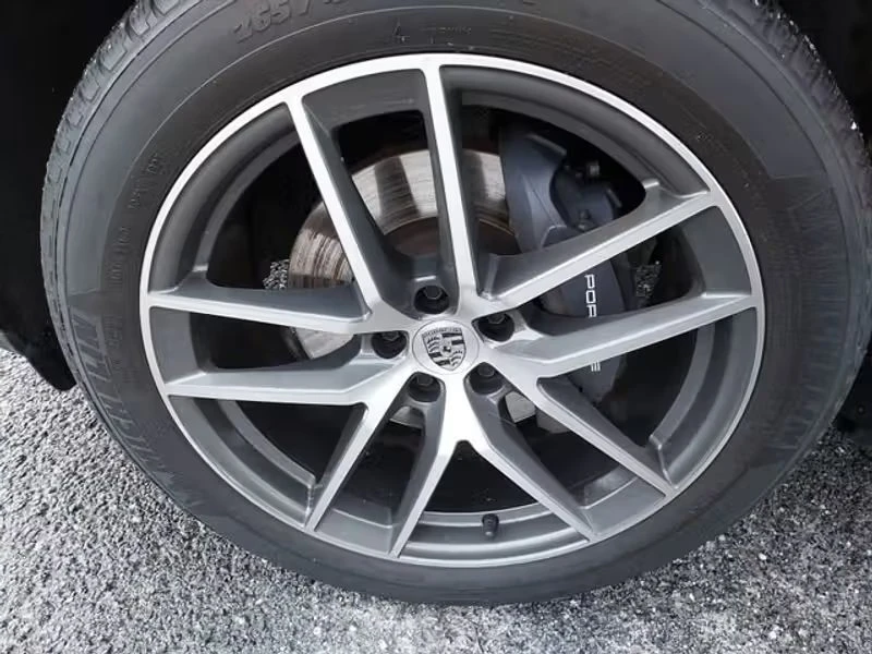2023 Porsche Macan - Image 11 of 18
