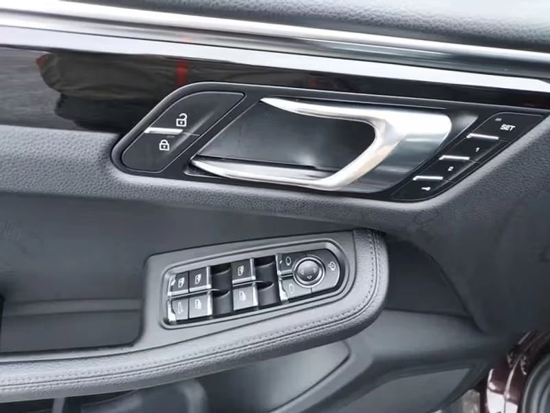 2023 Porsche Macan - Image 7 of 18