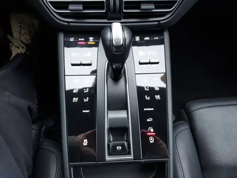 2023 Porsche Macan - Image 14 of 18