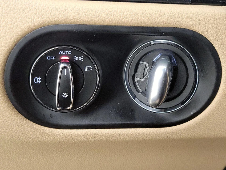 2023 Porsche Macan - Image 14 of 29