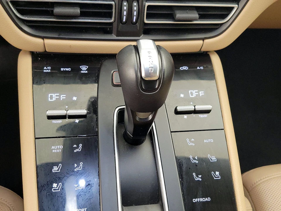 2023 Porsche Macan - Image 18 of 29
