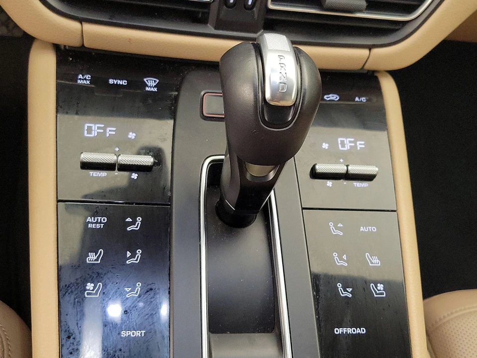 2023 Porsche Macan - Image 19 of 29