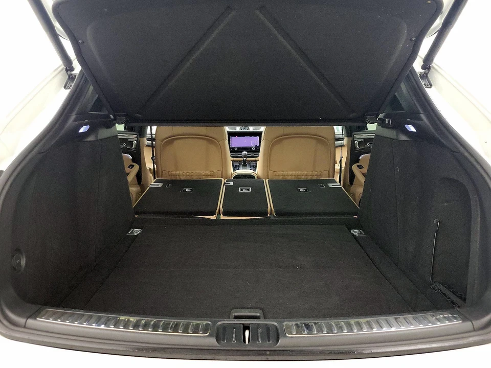 2023 Porsche Macan - Image 24 of 29
