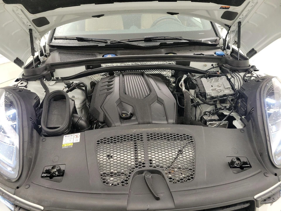 2023 Porsche Macan - Image 25 of 29