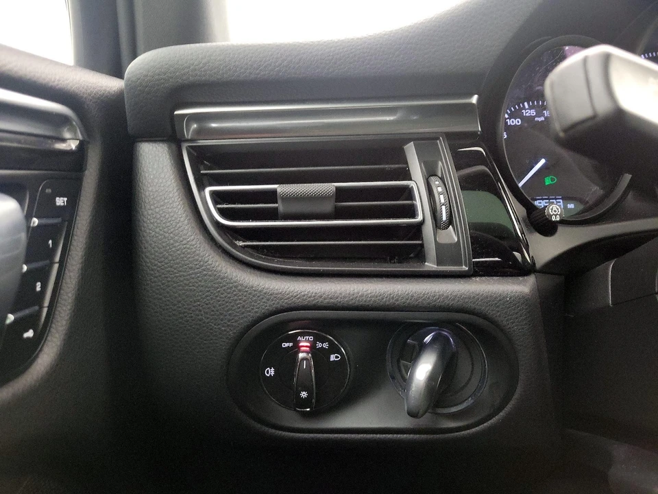 2023 Porsche Macan - Image 14 of 29