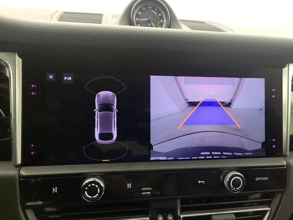 2023 Porsche Macan - Image 16 of 29