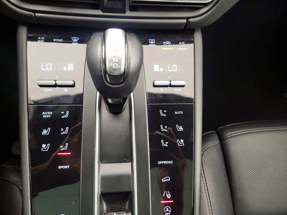 2023 Porsche Macan - Image 18 of 29