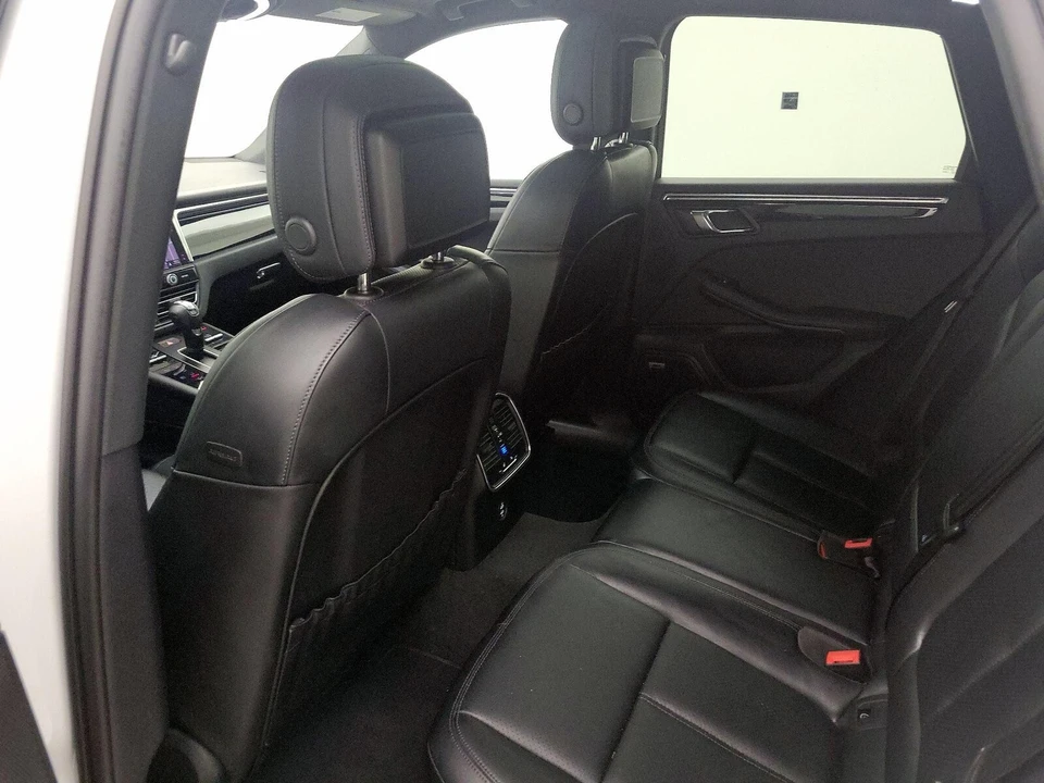 2023 Porsche Macan - Image 22 of 29