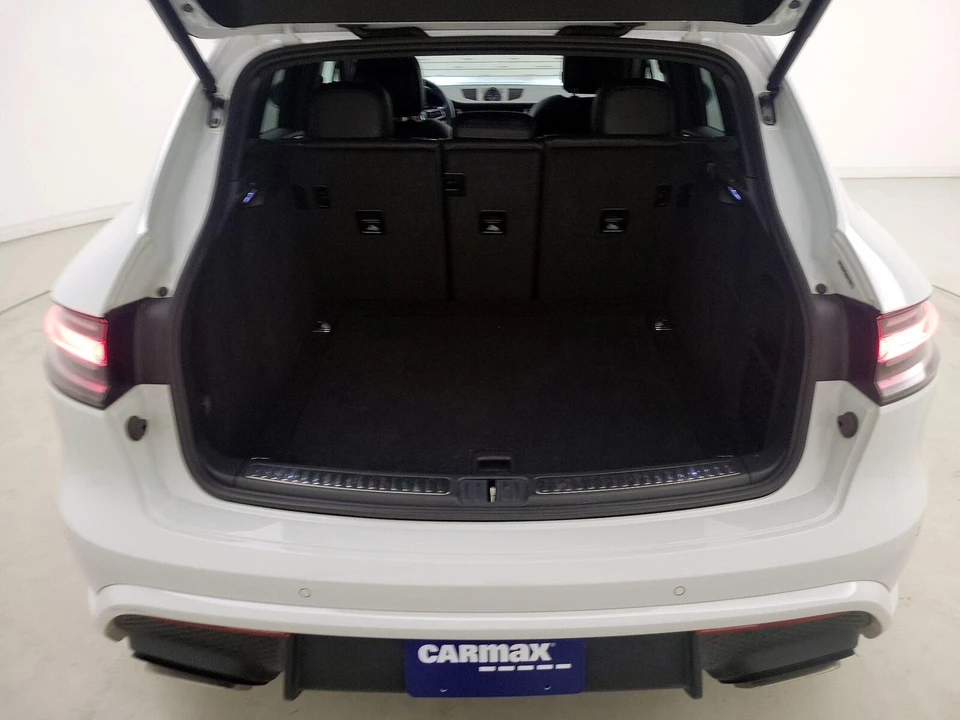 2023 Porsche Macan - Image 23 of 29