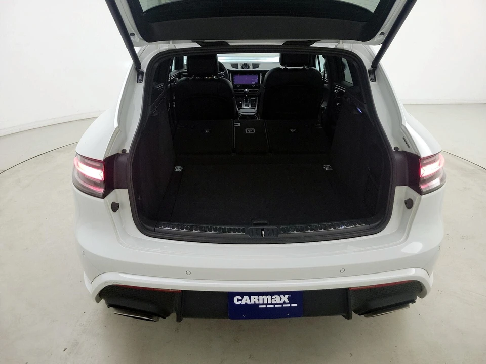 2023 Porsche Macan - Image 24 of 29