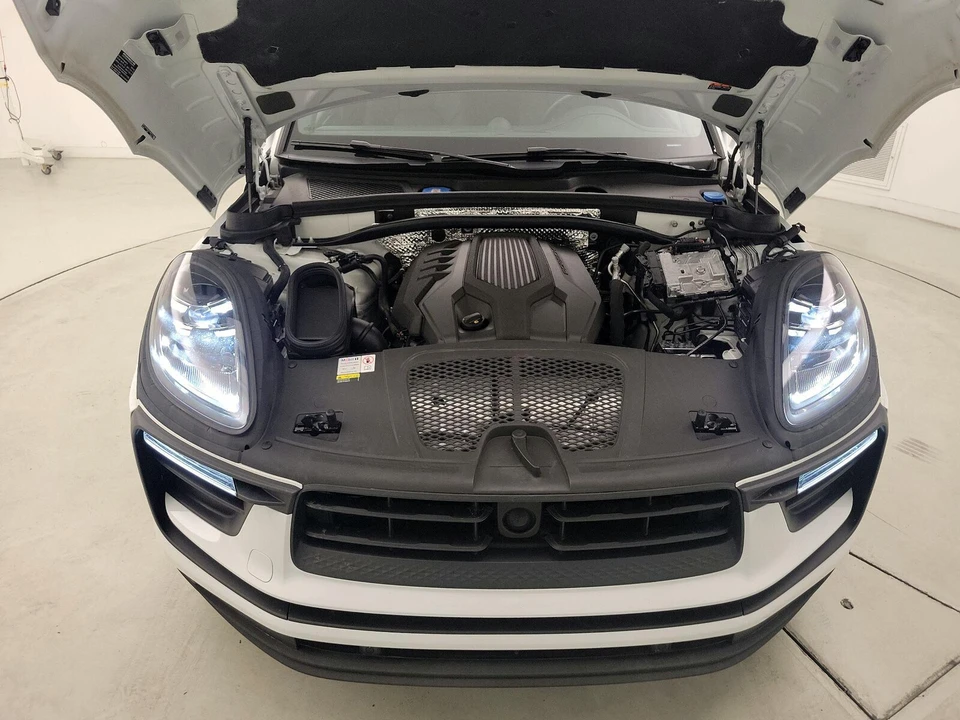 2023 Porsche Macan - Image 25 of 29