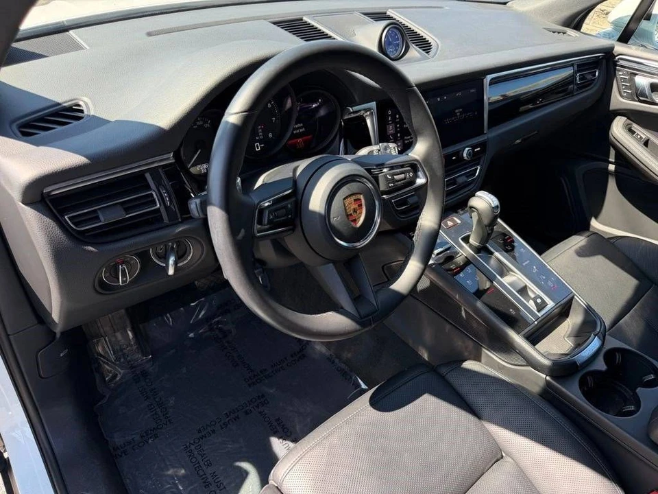 2023 Porsche Macan - Image 4 of 5