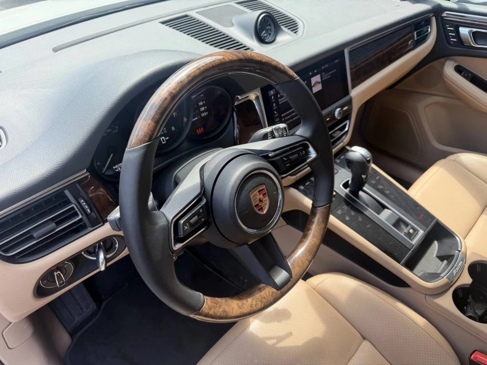 2023 Porsche Macan - Image 4 of 5