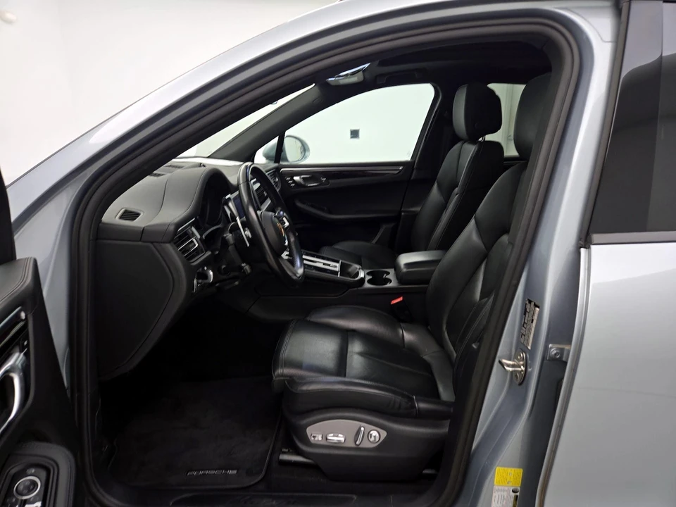 2023 Porsche Macan - Image 12 of 28