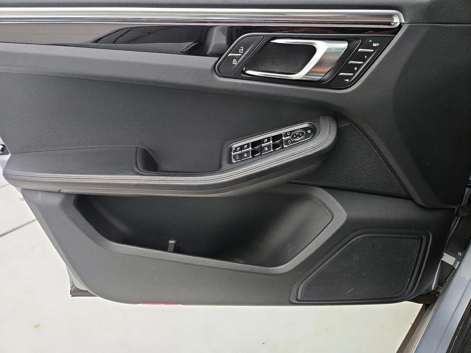 2023 Porsche Macan - Image 13 of 28