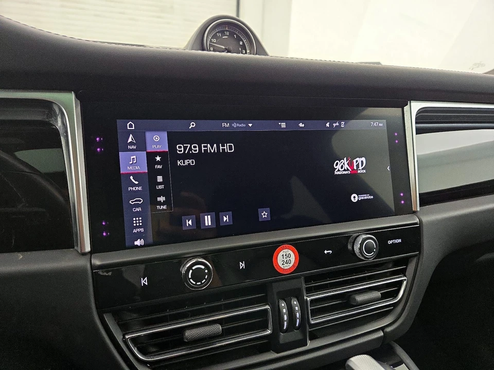 2023 Porsche Macan - Image 17 of 28