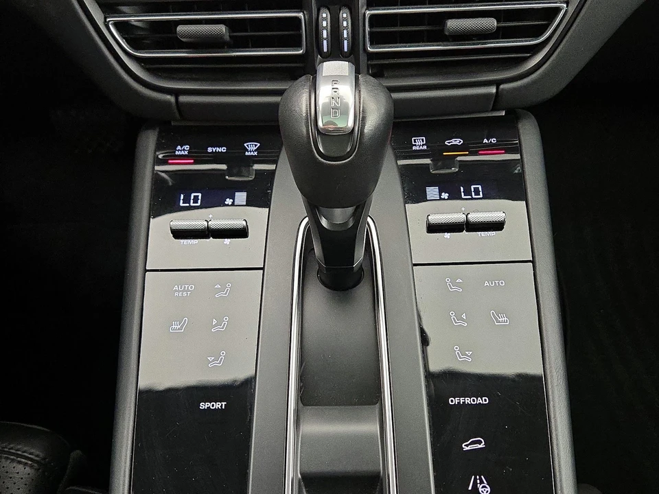 2023 Porsche Macan - Image 19 of 28
