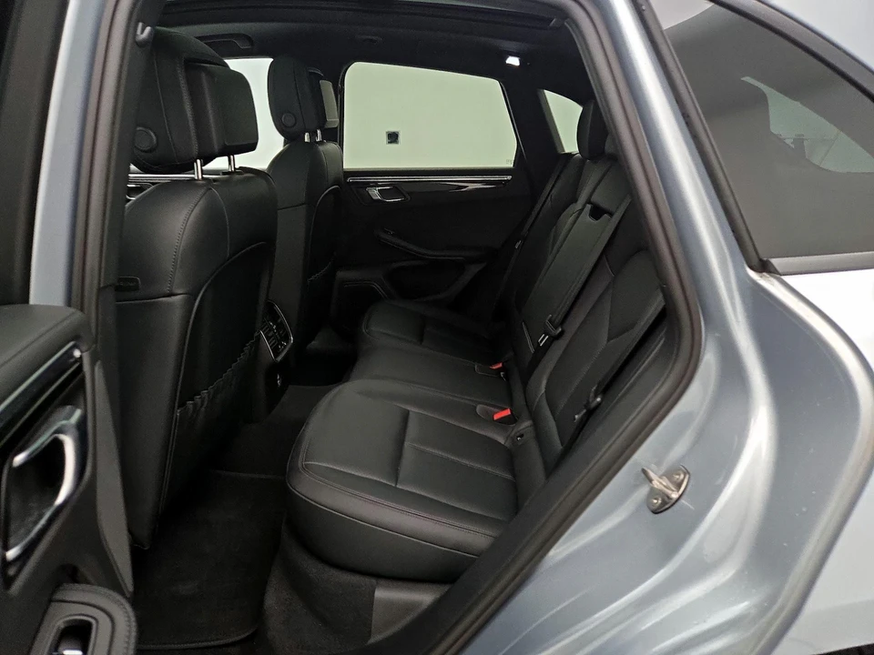 2023 Porsche Macan - Image 22 of 28