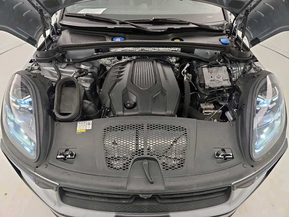 2023 Porsche Macan - Image 24 of 28