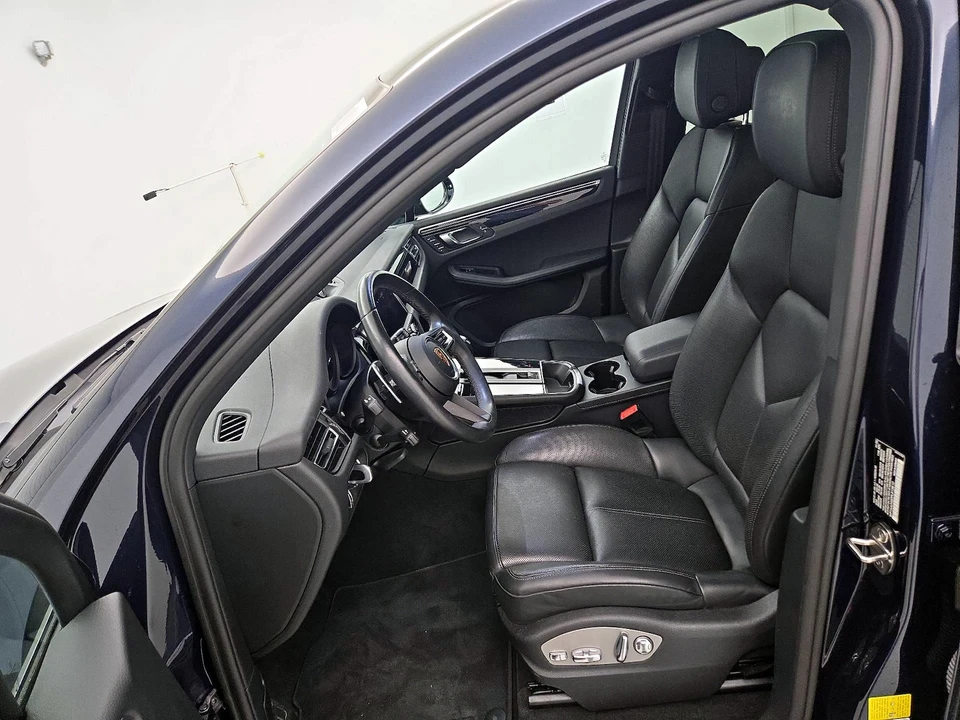 2023 Porsche Macan - Image 12 of 28