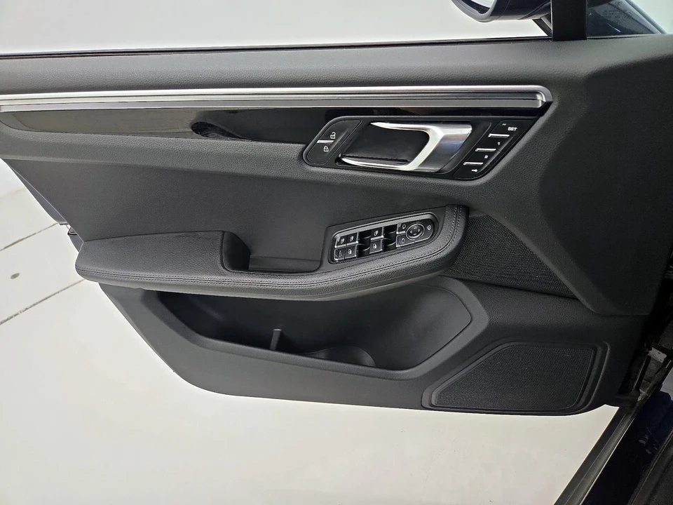 2023 Porsche Macan - Image 13 of 28