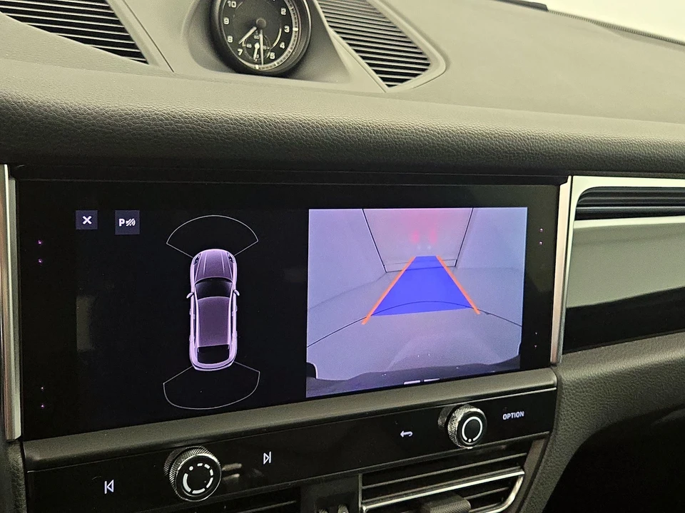 2023 Porsche Macan - Image 16 of 28