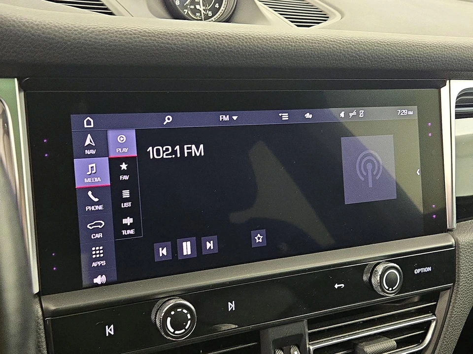 2023 Porsche Macan - Image 17 of 28
