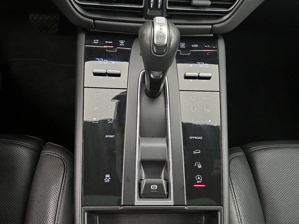 2023 Porsche Macan - Image 18 of 28