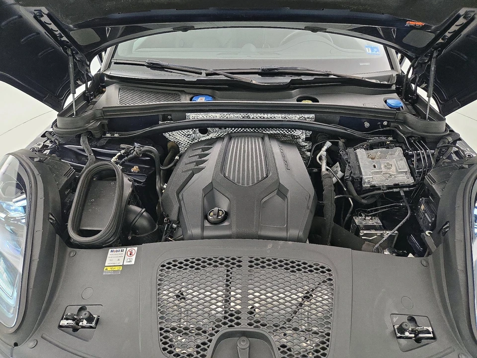 2023 Porsche Macan - Image 24 of 28