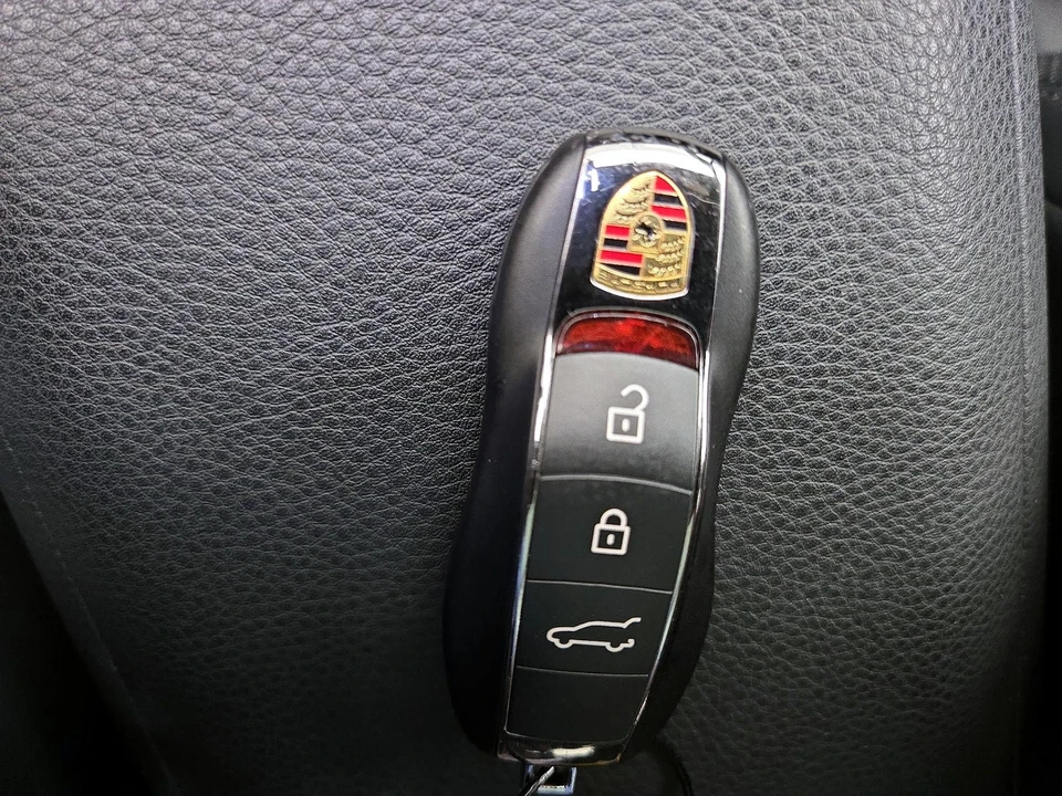 2023 Porsche Macan - Image 25 of 28