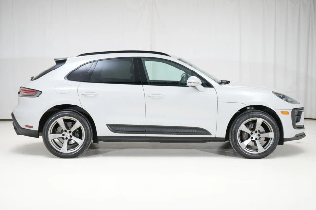2023 Porsche Macan - Image 16 of 21
