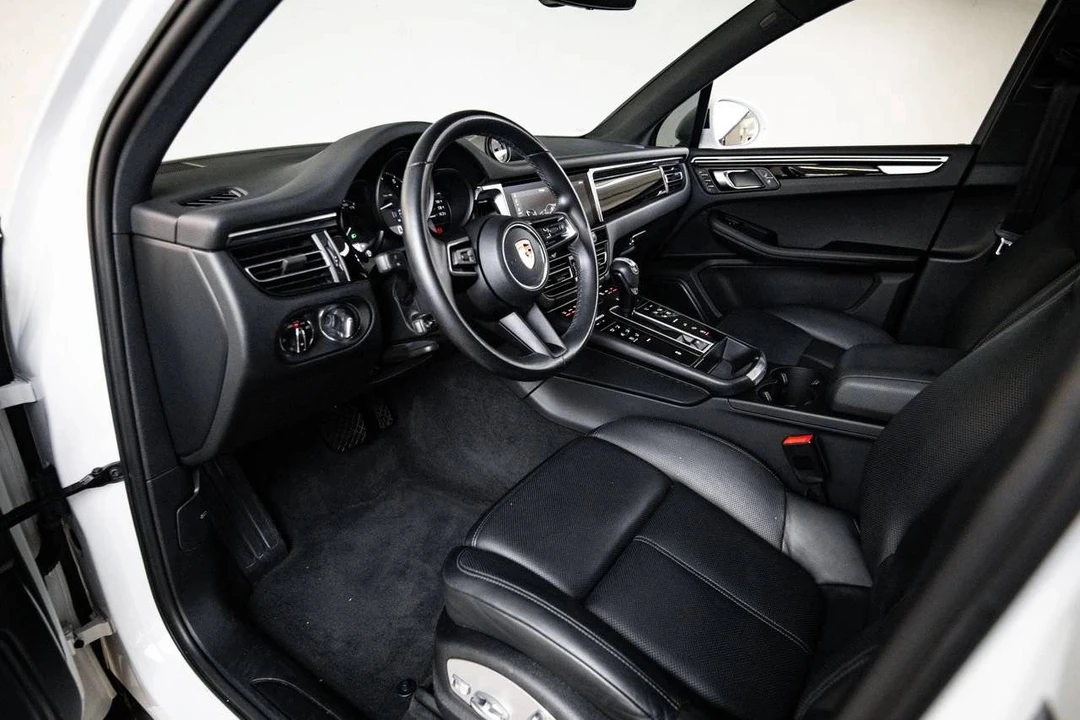 2023 Porsche Macan - Image 4 of 5