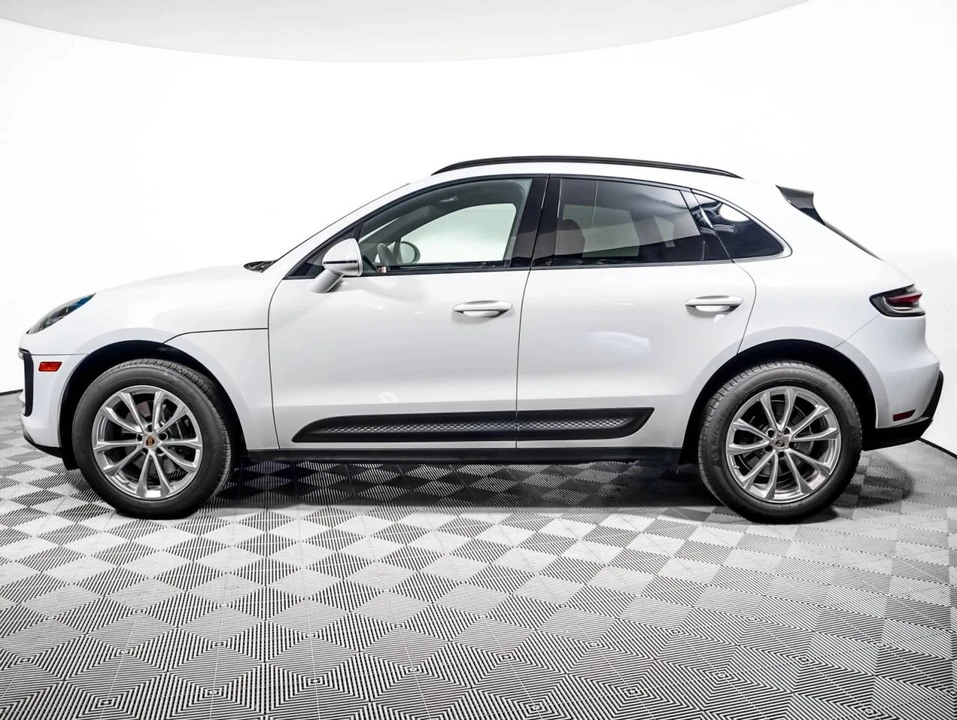 2023 Porsche Macan - Image 2 of 4