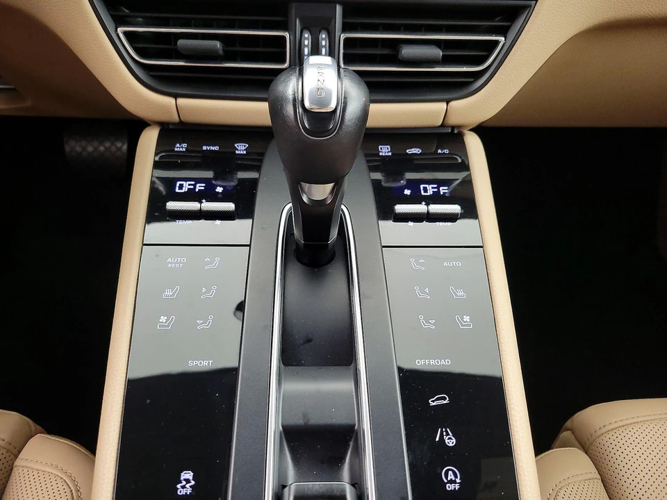 2023 Porsche Macan T - Image 18 of 27