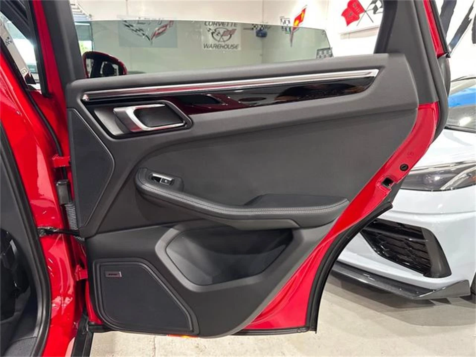 2023 Porsche Macan - Image 14 of 30