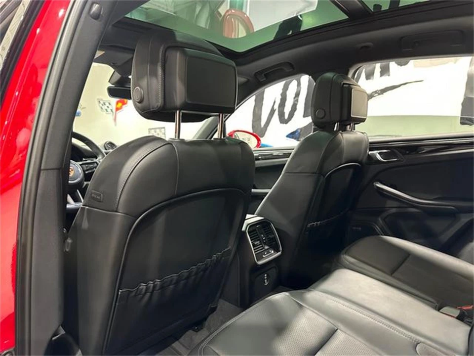 2023 Porsche Macan - Image 17 of 30