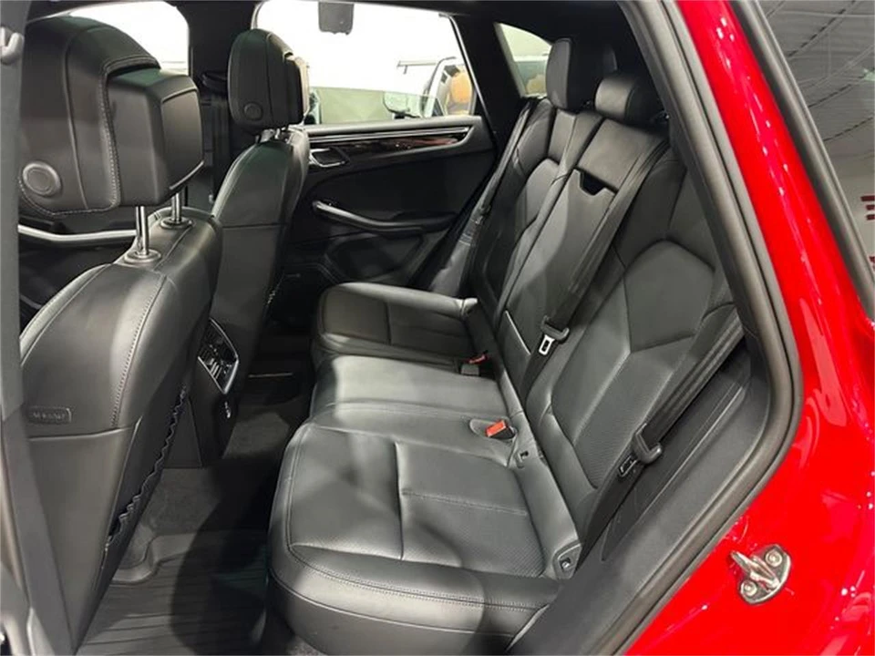 2023 Porsche Macan - Image 18 of 30