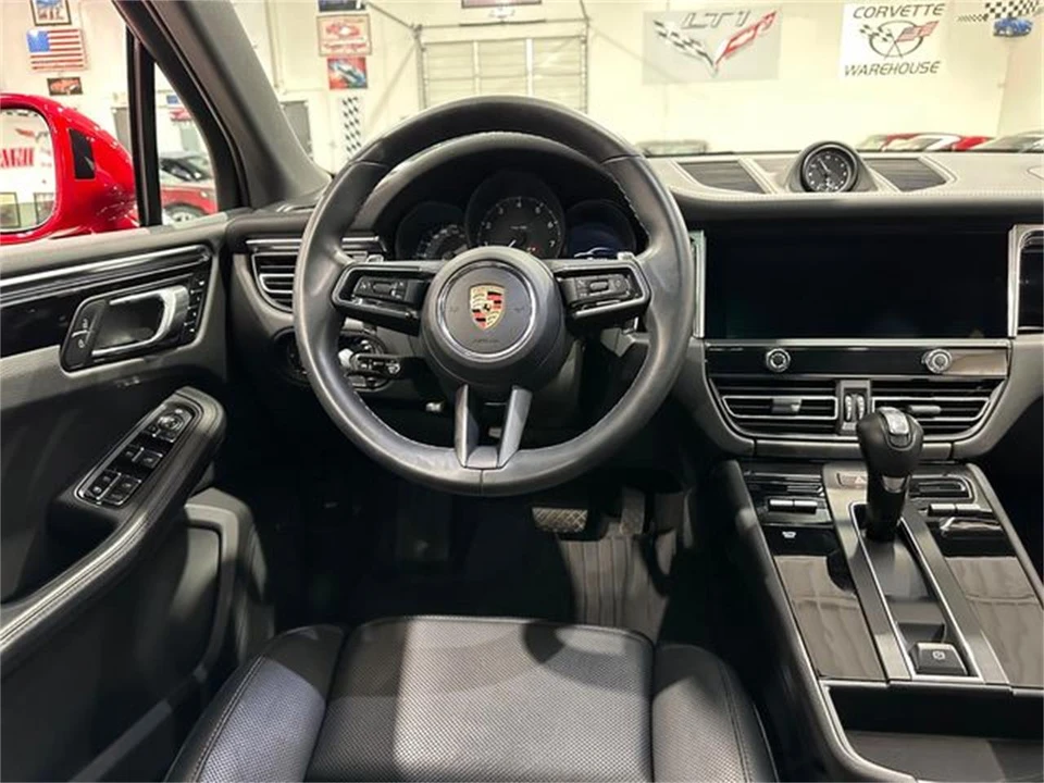2023 Porsche Macan - Image 7 of 30