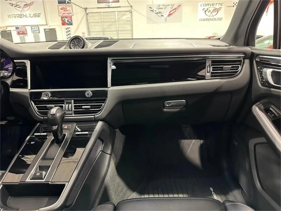 2023 Porsche Macan - Image 16 of 30