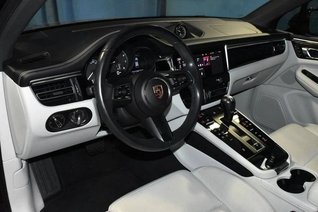 2023 Porsche Macan - Image 4 of 5