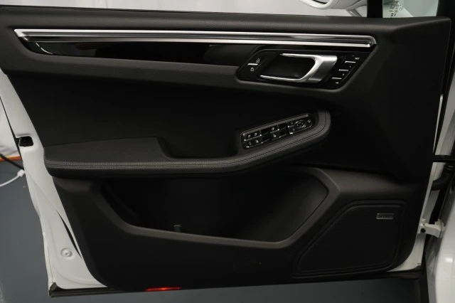 2023 Porsche Macan - Image 28 of 31